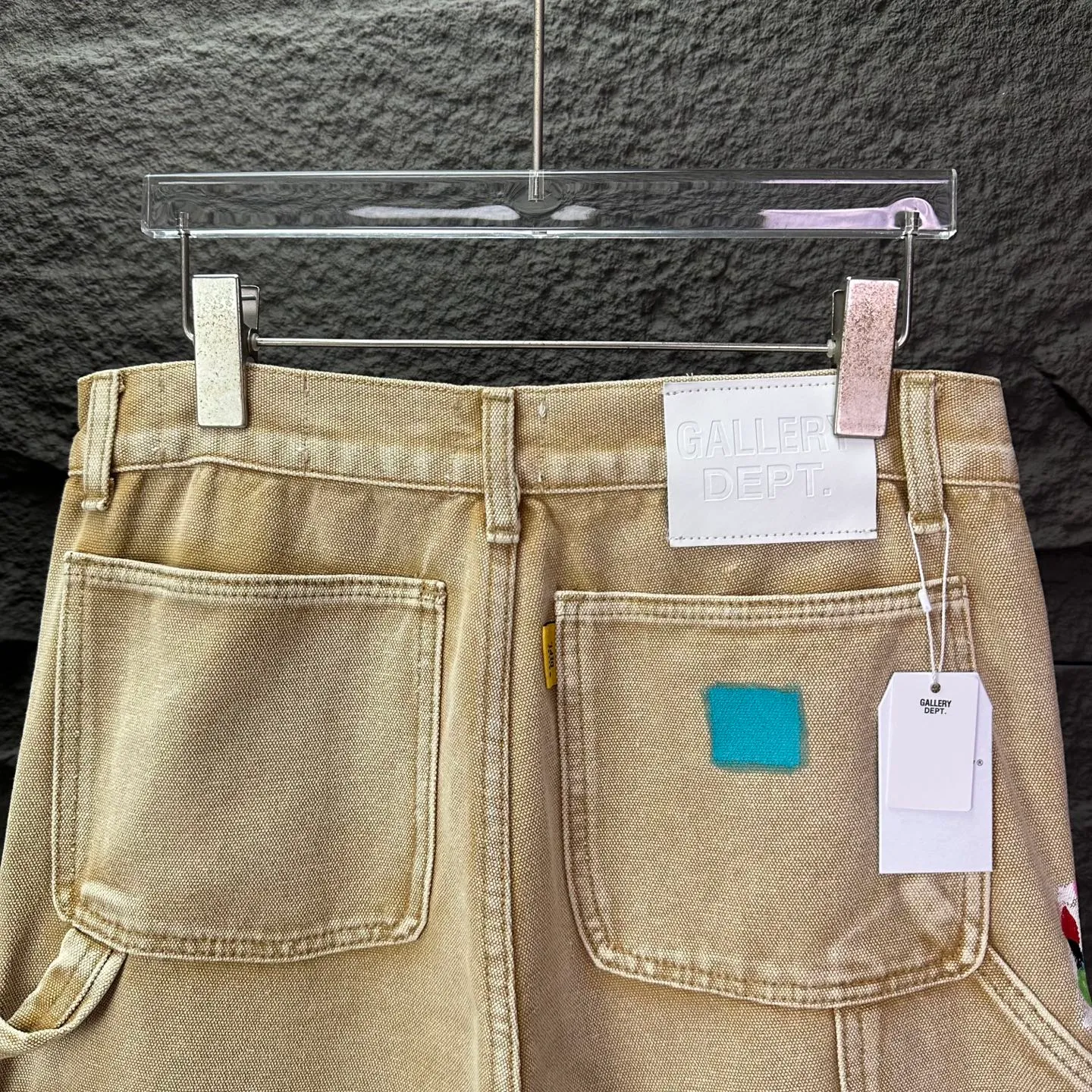 P250 GALLERY DEPT. & Croixin co-branded 2025 new splash-ink hand-painted splicing multi-pocket couple style loose washed micro-flared jeans 🔥High version🔥High version🔥 Top ceiling quality Styles with different washed textures are very friendly to people with thin legs and thick legs. The micro-flared version is very flattering. Moderate length that never goes out of style, easy to match with casually, basic styling for various styles, a must-have in the wardrobe! The fabric is stiff but also makes the upper body soft without losing texture. The washing process is even more perfect. It is a must-have item for everyone! ! ! Washed wheat, hang tag, pants label, complete with three labels Color: khaki Size: 28, 30, 32, 34, 36 (five sizes)